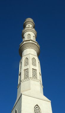 Kule minare caminin karşı parlak mavi gökyüzü, Hurghada, Mısır
