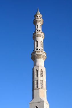 Kule Minare karşı parlak mavi gökyüzü, Hurghada, Mısır