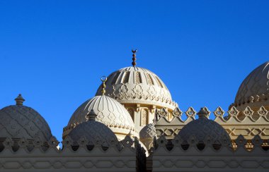 Kule Minare karşı parlak mavi gökyüzü, Hurghada, Mısır