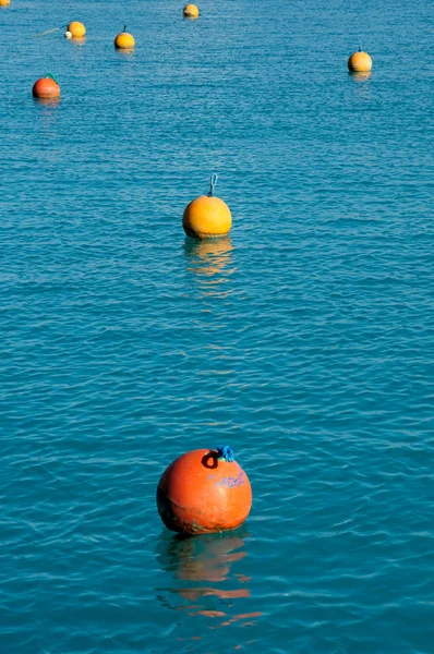 Rote Und Orangefarbene Bojen Wasser — Stockfoto