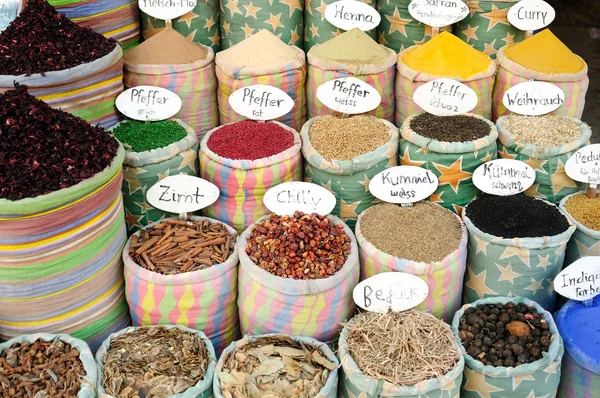 Eladó a keleti fűszerek egy utcai bazár, hurghada, Egyiptom, Afrika — Stock Fotó