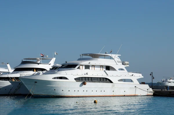 Pleasure yacht anchored off the coast . ocean tropical — Stock Photo, Image