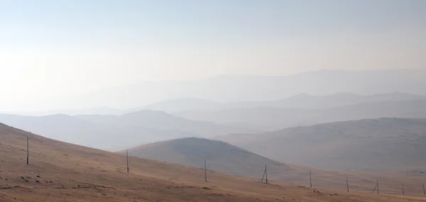 Zarter Morgennebel über dem Tal. Hügellandschaft. Savanne, Grasland. verwendete Tonung des Fotos — Stockfoto