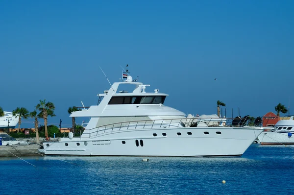 Yacht da diporto ancorato al largo della costa. oceano tropicale — Foto Stock