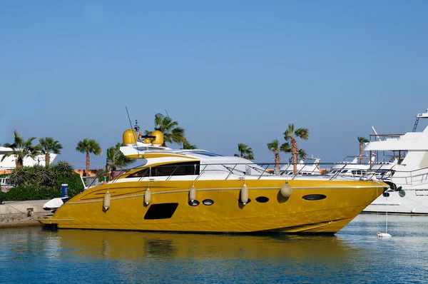 Pleasure yacht anchored off the coast . ocean tropical — Stock Photo, Image