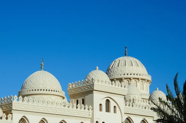 Torre Minarete Mesquita Contra Céu Azul Brilhante Hurghada Egito — Fotografia de Stock