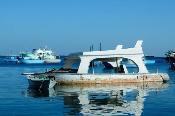 Kaputtes versunkenes Ausflugsboot im Wasser, gebrauchte Tonung des Fotos — Stockfoto