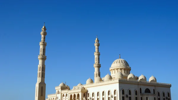 Πύργος μιναρέ ενάντια σε ένα φωτεινό μπλε ουρανό, Χουργκάντα, Αίγυπτος — Φωτογραφία Αρχείου