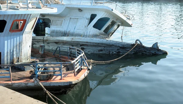 Зламаний затонулий приємний човен у воді, використовується тонування фотографії — стокове фото