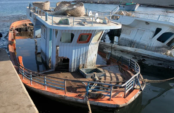 Barco de prazer afundado quebrado na água, tonificação usado da foto — Fotografia de Stock