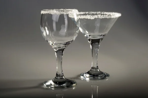 Διαφανές ποτήρι κρασί γυαλιά με διακόσμηση. βαθιά τονωτική φωτογραφία — Φωτογραφία Αρχείου
