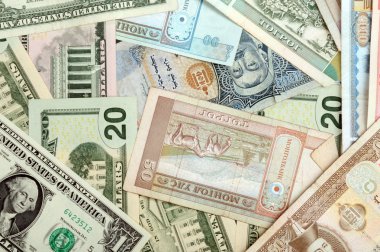 rasgele karışık banknotlar farklı ülkeden oluşan arka plan