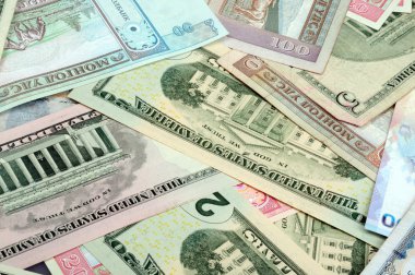 rasgele karışık banknotlar farklı ülkeden oluşan arka plan