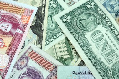 rasgele karışık banknotlar farklı ülkeden oluşan arka plan