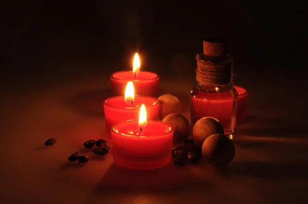 Spa Komposition Duftkerzen Kaffeebohnen Aromatische Holzkugeln Und Einer Glaskanne Mit — Stockfoto