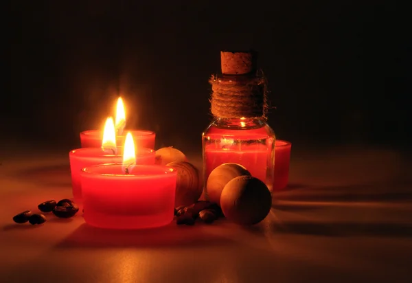 温泉成分 有香味的蜡烛 咖啡豆 芳香的木球和油在玻璃壶与塞子 照片在暗键中执行 部分着色照片 — 图库照片
