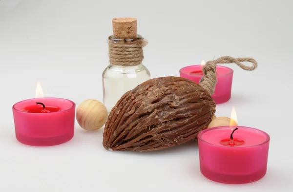 温泉成分 香味蜡烛和肥皂 咖啡豆 芳香木球和油在玻璃壶与塞子 — 图库照片