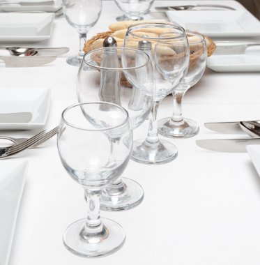 ziyafet masasında şarap boş bardak