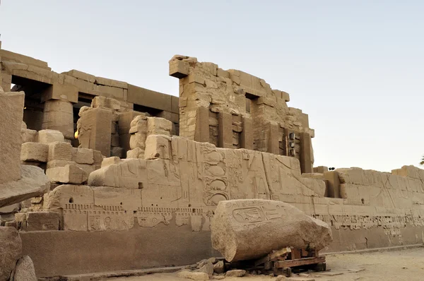 Eski Mısır Karnak Tapınağı Harabeleri Sütunlar Oyulmuş Hiyerogliflerle Dekore Edilmiştir — Stok fotoğraf