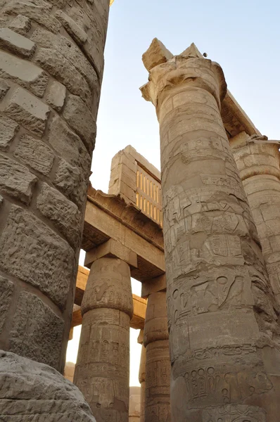 Oude Egypte Ruïnes Van Karnak Tempel Kolommen Zijn Versierd Met — Stockfoto