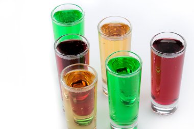 Gazlı bir içecek ile şeffaf cam fincan