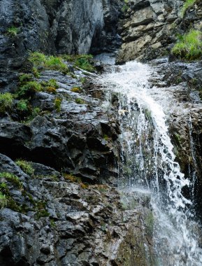 Dağlarda küçük bir şelale