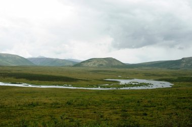 Nehir ve dağlarla dolu güzel bir manzara