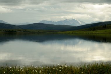 dağ ve nehir manzara