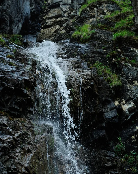 Dağlarda Küçük Bir Şelale — Stok fotoğraf