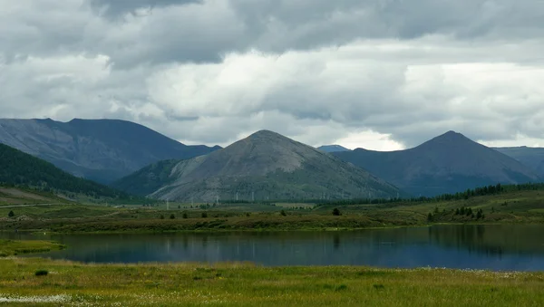 美丽的风景 有湖泊和高山 — 图库照片