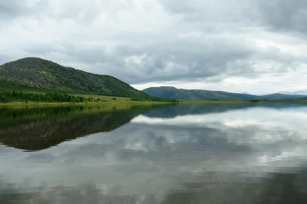 Bela Paisagem Com Lago Montanhas — Fotografia de Stock