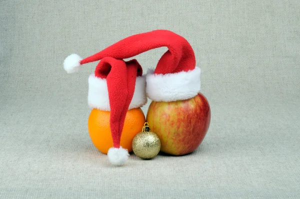 サンタ帽子のオレンジとリンゴ — ストック写真