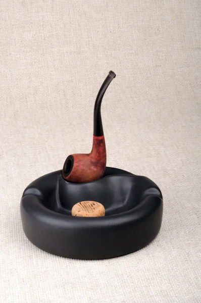 Accesorios para fumar. Tubo y cenicero de cerámica — Foto de Stock