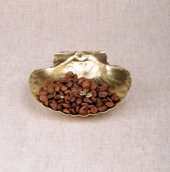 Kaffeebohnen Goldener Schale — Stockfoto