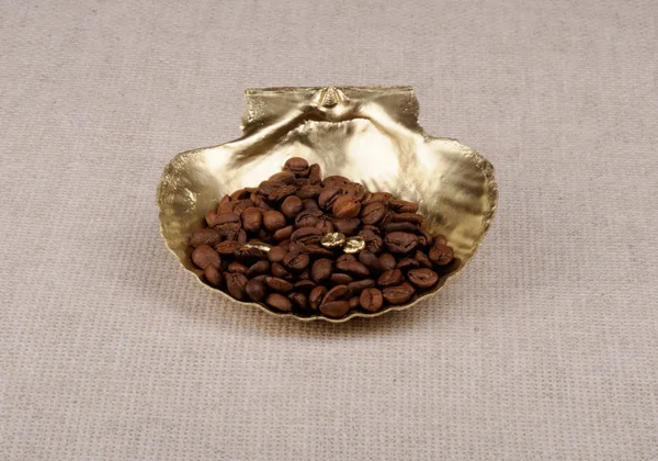 Kaffeebohnen Goldener Schale — Stockfoto