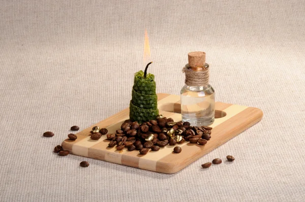 咖啡豆 瓶子和蜡烛 — 图库照片