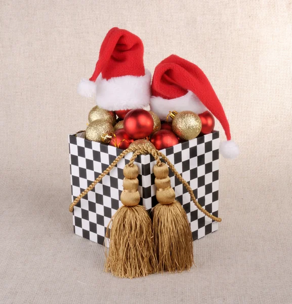 Ajándék Doboz Tele Karácsonyi Labdák Domino Stílusban Kalap Santa Claus — Stock Fotó