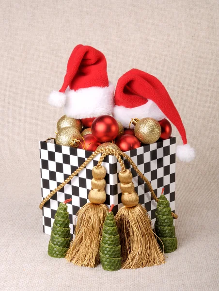 Caixa Presente Estilo Dominó Cheio Bolas Natal Chapéus Papai Noel — Fotografia de Stock