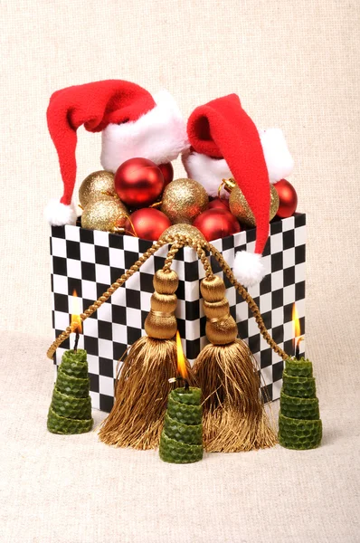 ドミノ スタイル クリスマス ボールでいっぱいのギフト ボックス タッセル付きゴールド コードから作られた帽子サンタ Claus Decoration — ストック写真