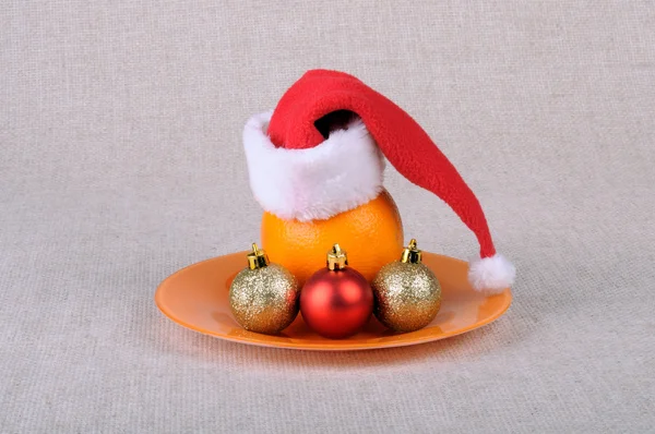 Orange Mit Weihnachtsmütze Und Christbaumkugeln — Stockfoto