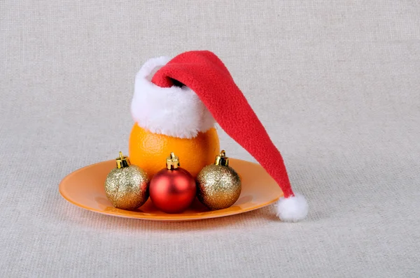 Apfel Mit Weihnachtsmütze Und Christbaumkugeln — Stockfoto