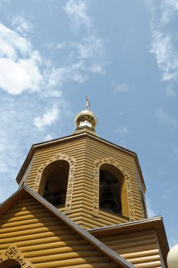 Yaz güneşli gün Holy Trinity. Altın Kubbe mavi gökyüzüne karşı Rus Ortodoks Kilisesi'nin.