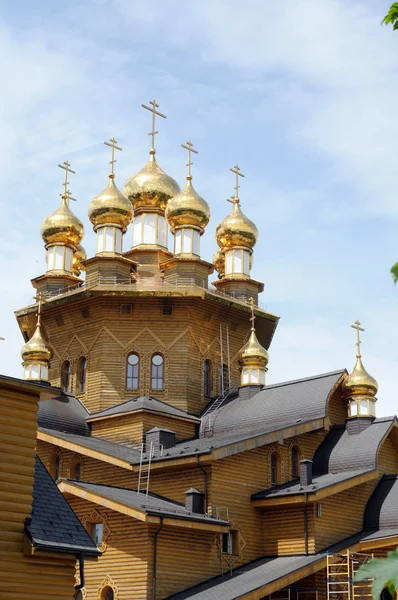 Καλοκαίρι ηλιόλουστη ημέρα της Αγίας Τριάδος. Χρυσή θόλους της Ορθοδόξου Εκκλησίας της Ρωσίας ενάντια στον γαλάζιο ουρανό. — Φωτογραφία Αρχείου