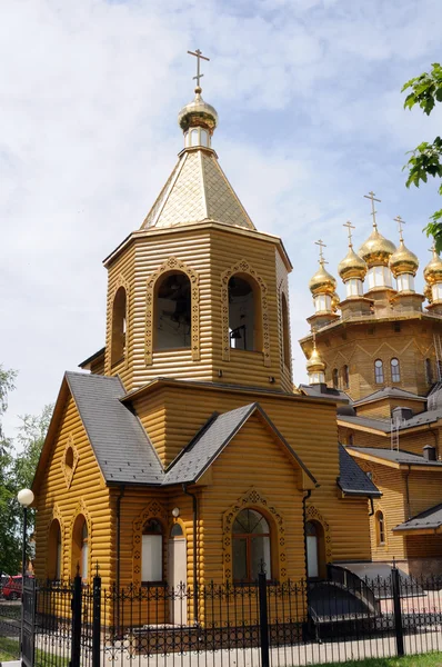 Nyári napsütésben a Szentháromság. Az orosz ortodox egyház ellen a kék ég arany kupolák. — Stock Fotó