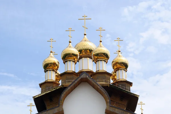 Sommersonniger Tag der heiligen Dreifaltigkeit. Goldene Kuppeln der russisch-orthodoxen Kirche vor blauem Himmel. — Stockfoto