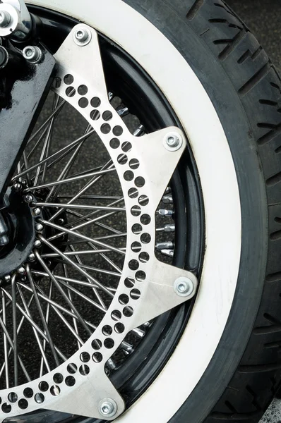 Roda de uma bicicleta esportiva. foto tonificada . — Fotografia de Stock
