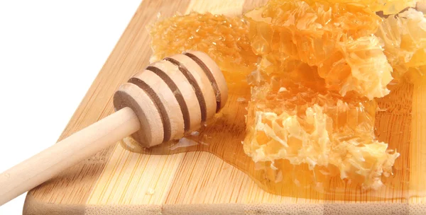 Miel de panal con diper en una tabla de cortar de madera, fondo blanco — Foto de Stock