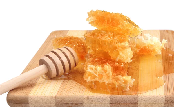 Miel de panal con diper en una tabla de cortar de madera, fondo blanco — Foto de Stock