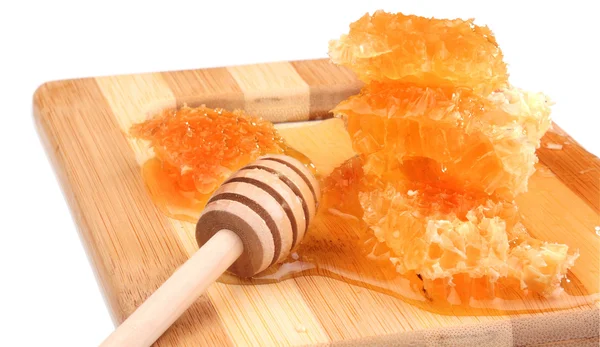 Miel de panal con diper en una tabla de cortar de madera, fondo blanco — Foto de Stock