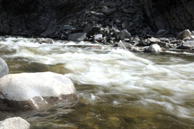 Bir dağ nehir hızlı akışı. Kısmen renkli fotoğraf.